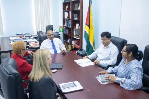 Health Minister meets with respiratory therapy team
